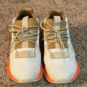 Women’s on cloud shoes. Excellent condition.